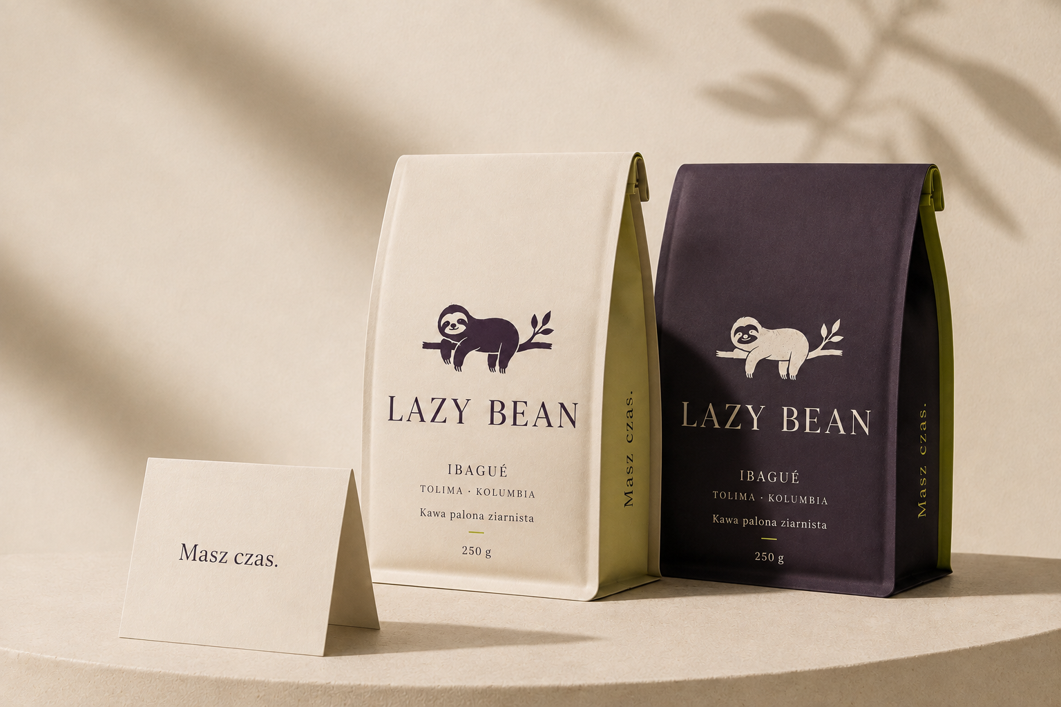 Koncepcja opakowań Lazy Bean z wybranym logo leniwca, w kolorze jasnym i oberżynowym